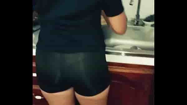 سكس سعودي وسخ يحك زبه في اخت صاحبه ناكها و هي بتحضرلهم القهوة